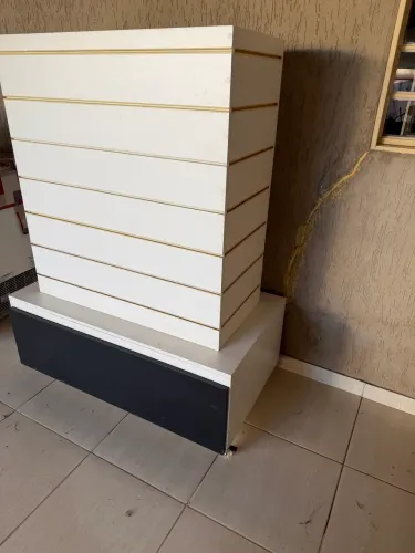 Móvel expositor com gaveteiro