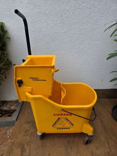 Carrinho de Limpeza Profissional 33L com Espremedor