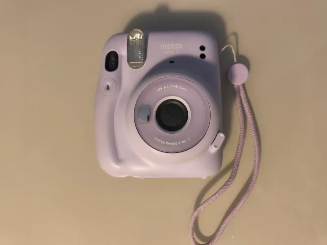 Câmera Instax mini 11 lilás, muito pouco usada