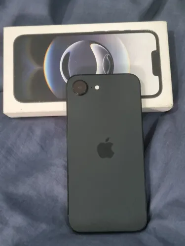 iPhone 16e 256 GB na caixa com acessórios