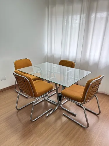 MESA DE JANTAR VIDRO COM 4 CADEIRAS - R$ 500,00