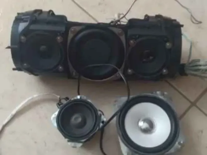 Alto - Falantes e JBL mais tem que trocar a fonte pra poder carregar a bateria