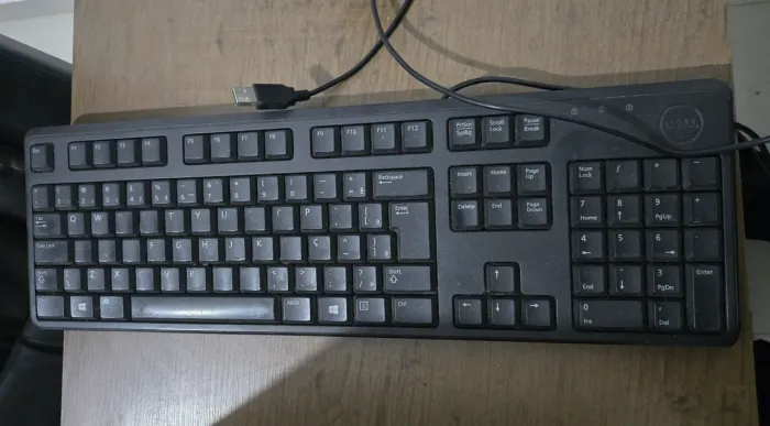 Teclado USB Dell KB212-B na cor preta,