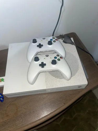 Vendo Xbox one s com 1 terá e 2 controle