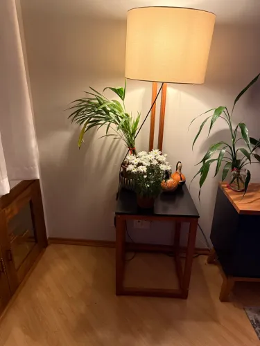 Mesa acoplada com abajur em madeira