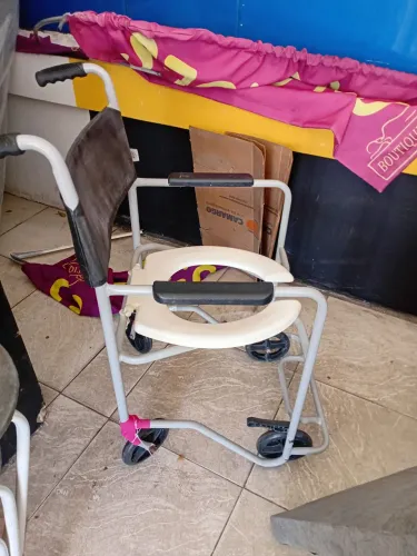 Cadeira especial de assento sanitario