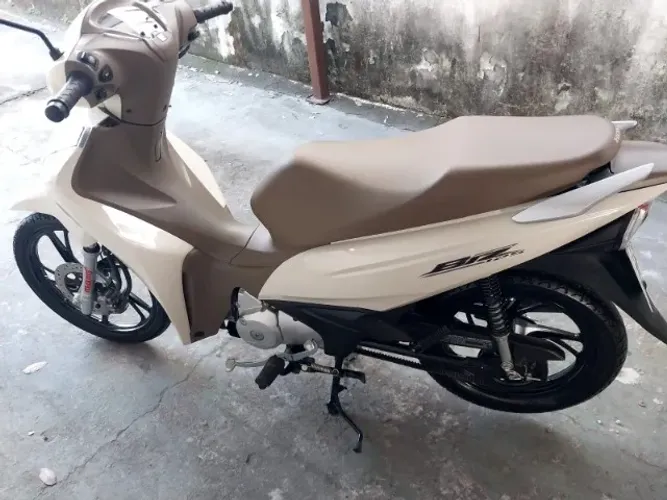 Honda Biz Branca 2024 com correia de transmissão