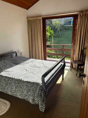Lindíssima cama de casal em madeira maciça com colchão