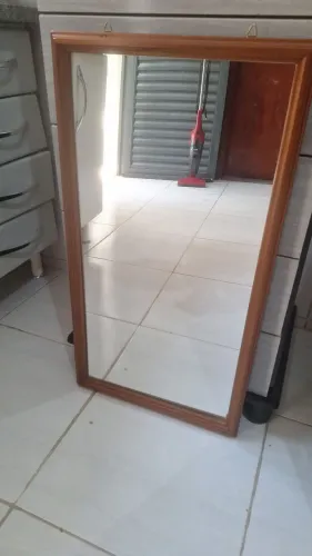 Espelho com moldura de madeira