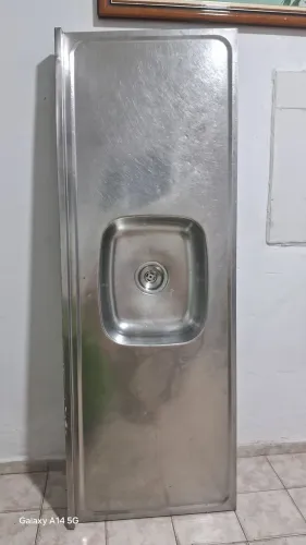 Uma pia de inox 1.50m por 54L