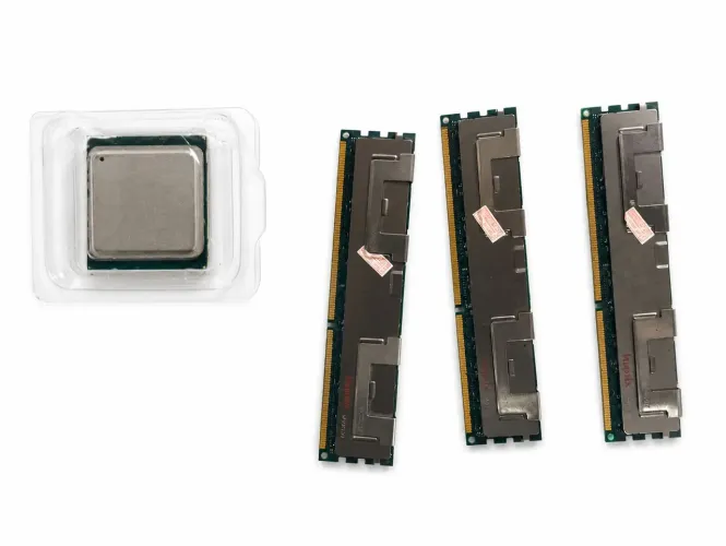 Kit 12 Gigas Memória RAM DD3 (4+4+4) com processador Intel Xeon E5-2650V2