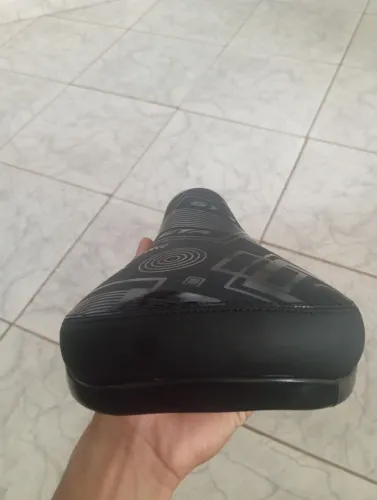 2 Bancos de bicicleta básico e uma bomba de encher 