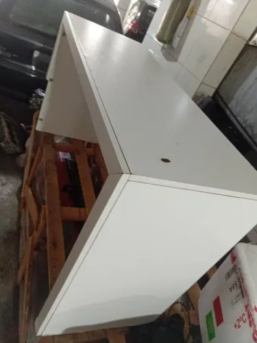 Mesa de escritório ou estudos, ideal para organizar a vida estudantil e os trabalhos.