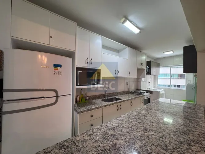 Apartamento mobiliado na quadra mar com 2 dormitórios para locação anual