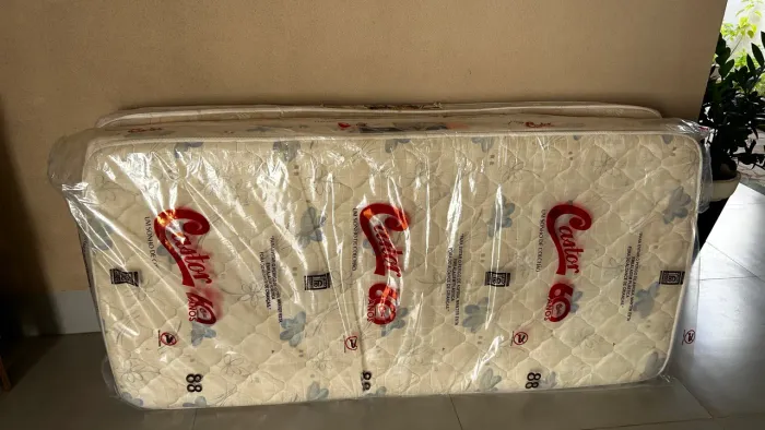 ? 2 Colchões de Solteiro em Bom Estado - R$ 250 (os dois)