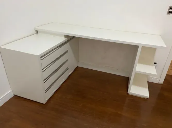 Mesa de estudos com gaveteiro