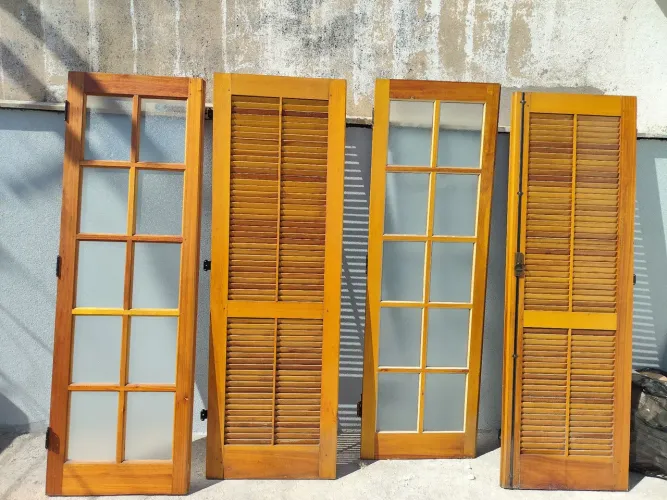 Porta Balcão 4 folhas madeira e vidro jateado 