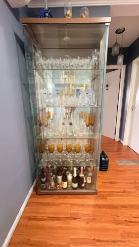 Cristaleira Moderna de Vidro em Excelente Estado - USADA