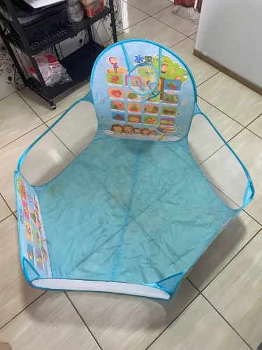 Cercadinho infantil Dobrável com algumas bolinhas de plástico  
