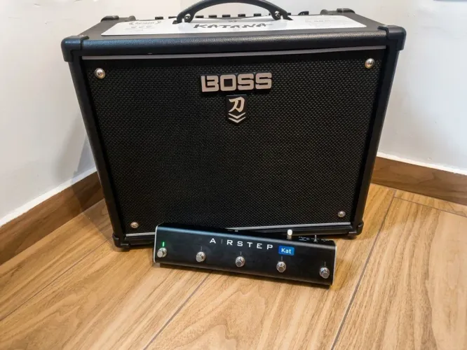 Amplificador Boss Katana 50 MkII + Pedal Footswitch Airstep Kat