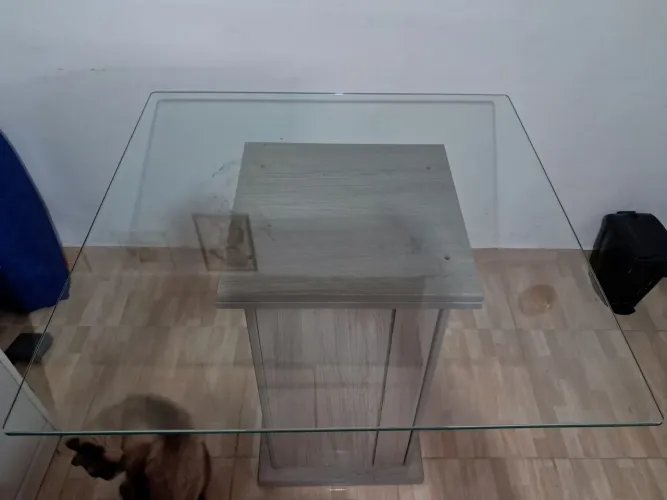 Mesa vidro temperado e base em MDP  4 lugares 