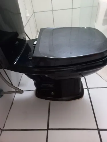 Banheiro completo celite preto e bancada em granito 