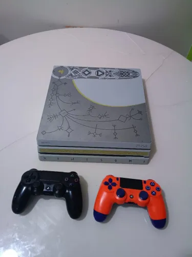PS4 PRO Edição Limitada God Of War 2TB + dois controles