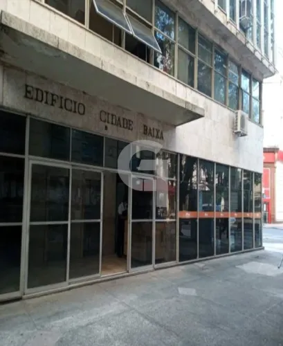 Loja frente rua com 2 banheiros e 76,50m² no Ed. Cidade Baixa no Comércio.