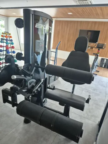 Cadeira extensora e flexora conjugada semi nova 