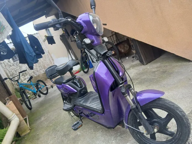 Vendo scooter eletrica único dono.