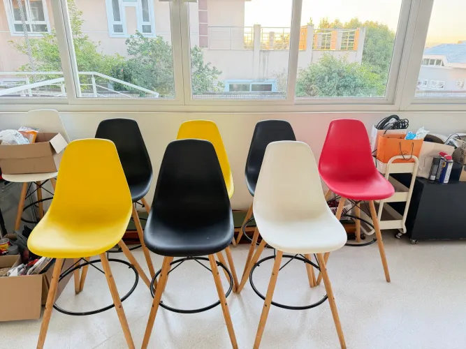 Banqueta plástica nas cores amarelo, branco, vermelho e preto