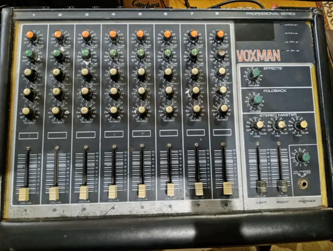 Mesa de som Voxman 8 canais Retro anos 80 perfeito funcionamento.