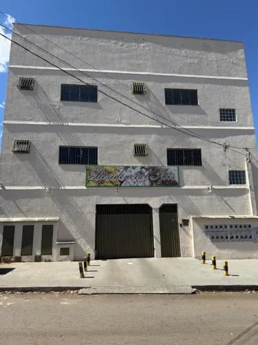 Prédio contendo 16 kitnets e dois aptos de dois quartos próximo aodo Buriti Shopping 