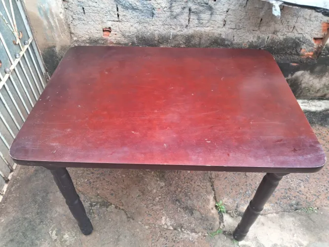 Mesa de madeira 1,10x80 Com 4 Cadeiras de plástico