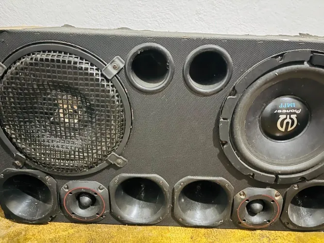 Vendo caixa de som 2x4- 12polegadas com potência incluso