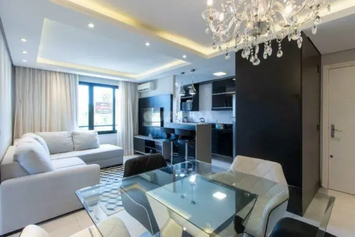 Apartamento com 2 dormitórios, sendo 1 suíte, mobiliado, e 2 vagas de garagem no bairro Cr