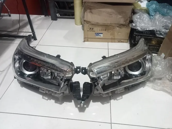 Par de farol Toyota Hilux 2016 a 2019 LED 