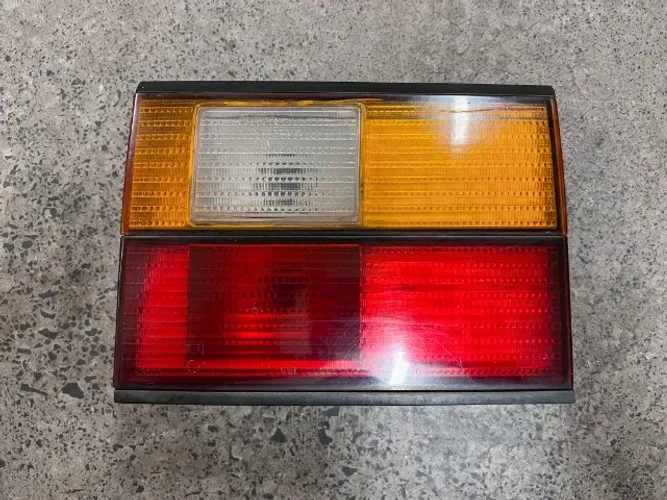 Lanterna original Arteb da tampa traseira do Volkswagen Santana 1991 a 1998, lado direito