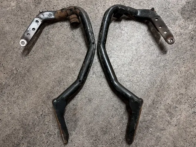 Par de braços/dobradiças originais da tampa traseira do Volkswagen Santana 1991 a 1998