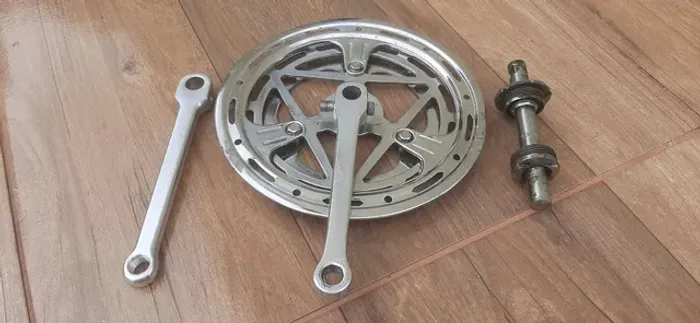 Peças bicicleta antiga - Pedivela e movimento central caloi 10