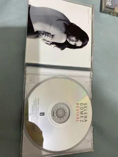 cd original selena gomez revival - capinha com riscos e cd pouco riscado