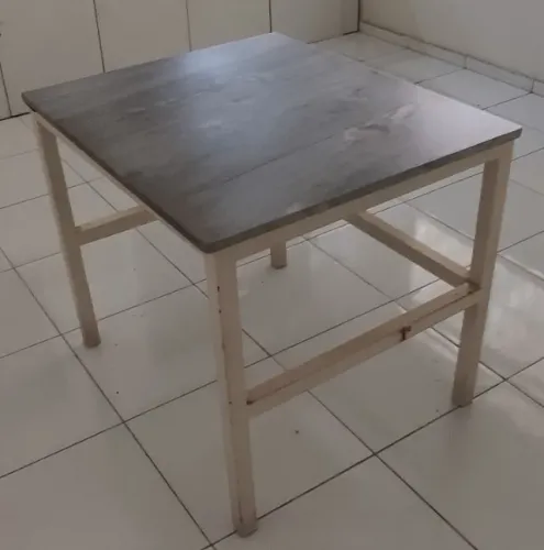 Mesa de apoio escritório em mármore pé de ferro 90 por 75 cm
