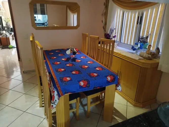 Mesa sala de jantar completa.