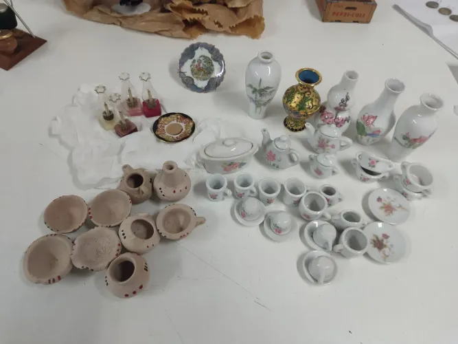 Miniaturas de cerâmica pintadas à mão