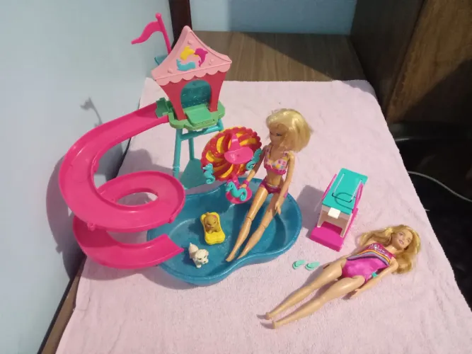 Barbie Piscina com Toboágua e Acessórios