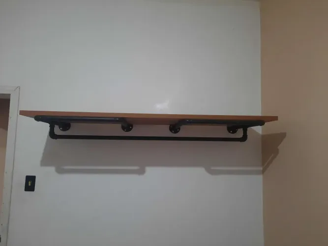 Arara estilo industrial Excelente para loja ou quarto 