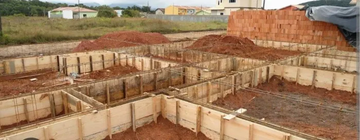 Mestre de obra construindo desde da fundação
