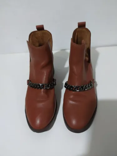 Botas Arezzo de Couro Marrom com Detalhe em Corrente