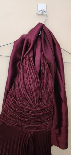 Vestido longo de festa vinho