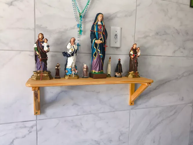 Prateleira de madeira para decoração
